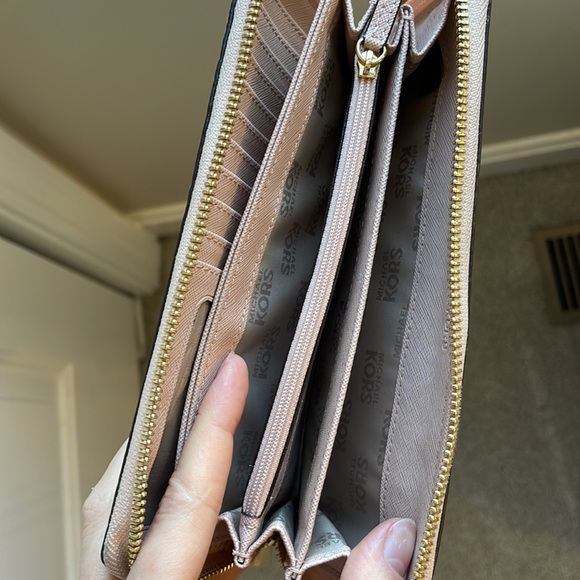 AUTHENTIC Michael Kors Wristlet Wallet - Picture 3 of 4